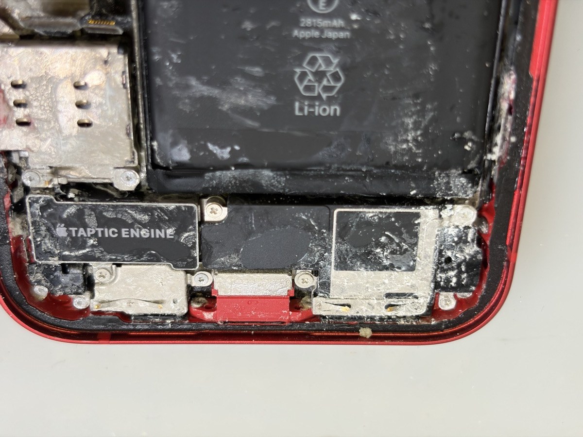 iPhone 12のTaptic Engine周辺とフレームに固着した塩の結晶
