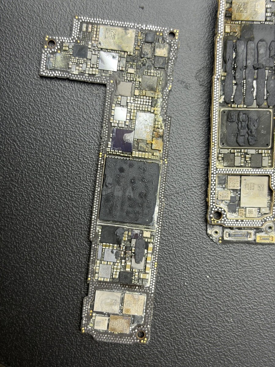 iPhone 12の積層ロジックボードを上下2枚に分層した状態