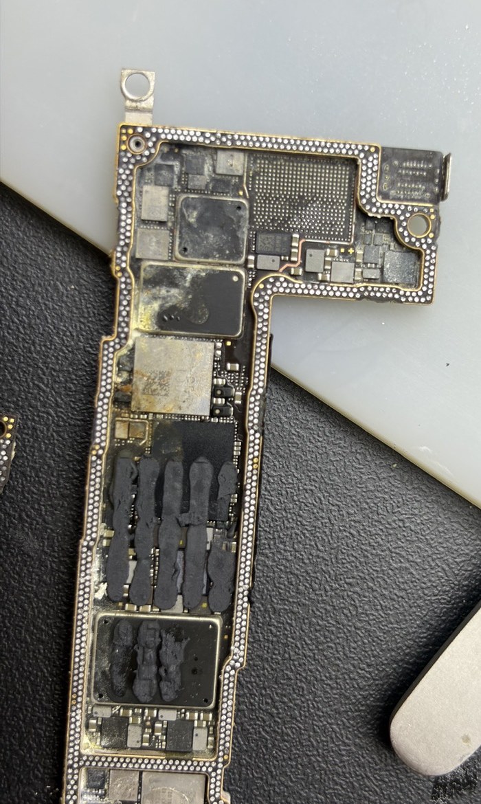 分層したiPhone 12の基板。層の間まで進行した海水由来の黒い腐食