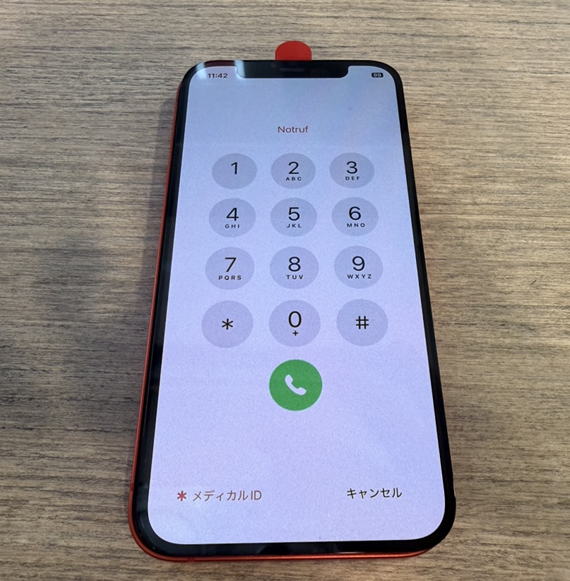 海水没から復旧したiPhone 12。移植した基板で起動し、画面表示とタッチ操作が戻っている