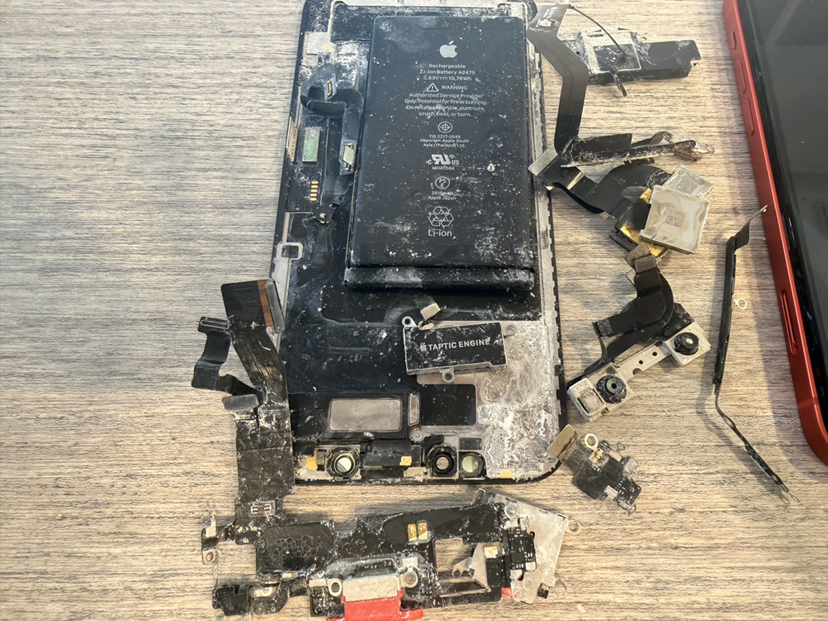 海水没で腐食したiPhone 12の取り外し部品。ディスプレイ・バッテリー・カメラ・充電コネクタなどが塩で覆われている