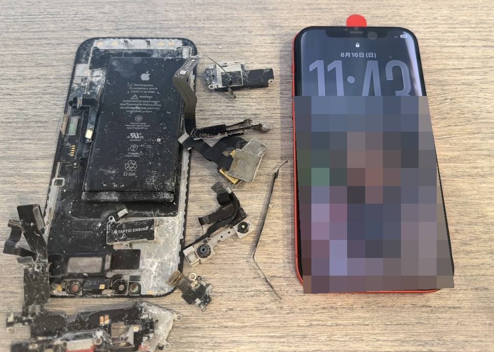 復旧したiPhone 12のロック画面と、取り外した腐食部品。お客様の写真はモザイク処理をしている