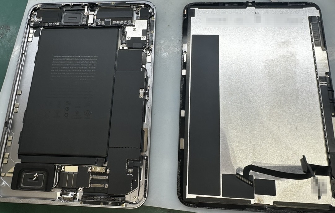 水没したiPad mini 7を分解した状態。本体側の基板・バッテリーと、取り外したディスプレイの裏面