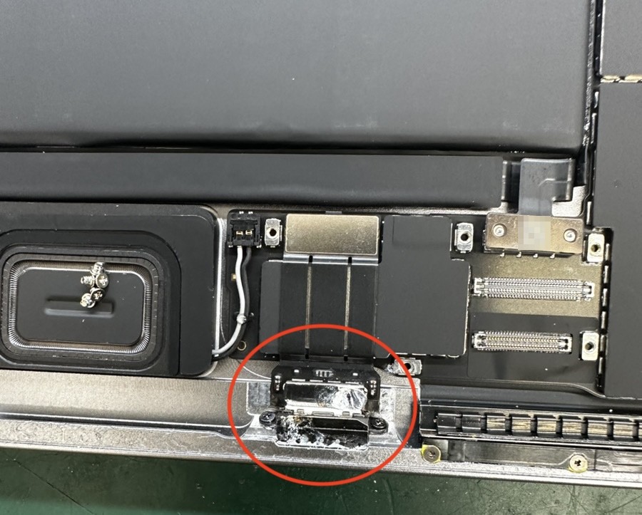 iPad mini 7のUSB-C(Type-C)コネクタが水没で腐食している様子。赤丸部分が腐食箇所