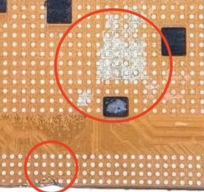 他店預かりの末に返却されたiPhoneの基板。CPU周辺の重要なはんだ付けポイント7箇所を含むパッドが剥離している（赤丸）