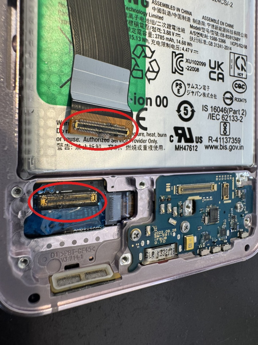 Galaxy S23の下部。液晶ケーブルの先端と基板側のコネクタに腐食が見られる（赤丸2か所）