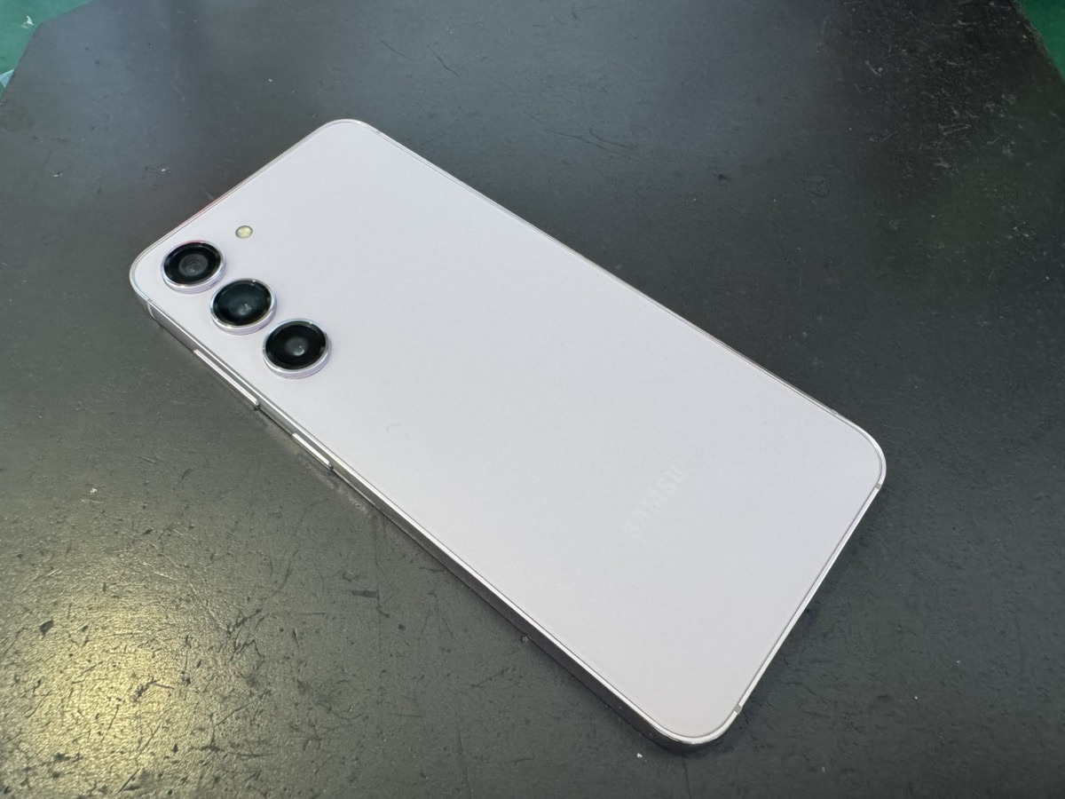 お持ち込み時のGalaxy S23の外観。ラベンダーの背面に目立った損傷はない