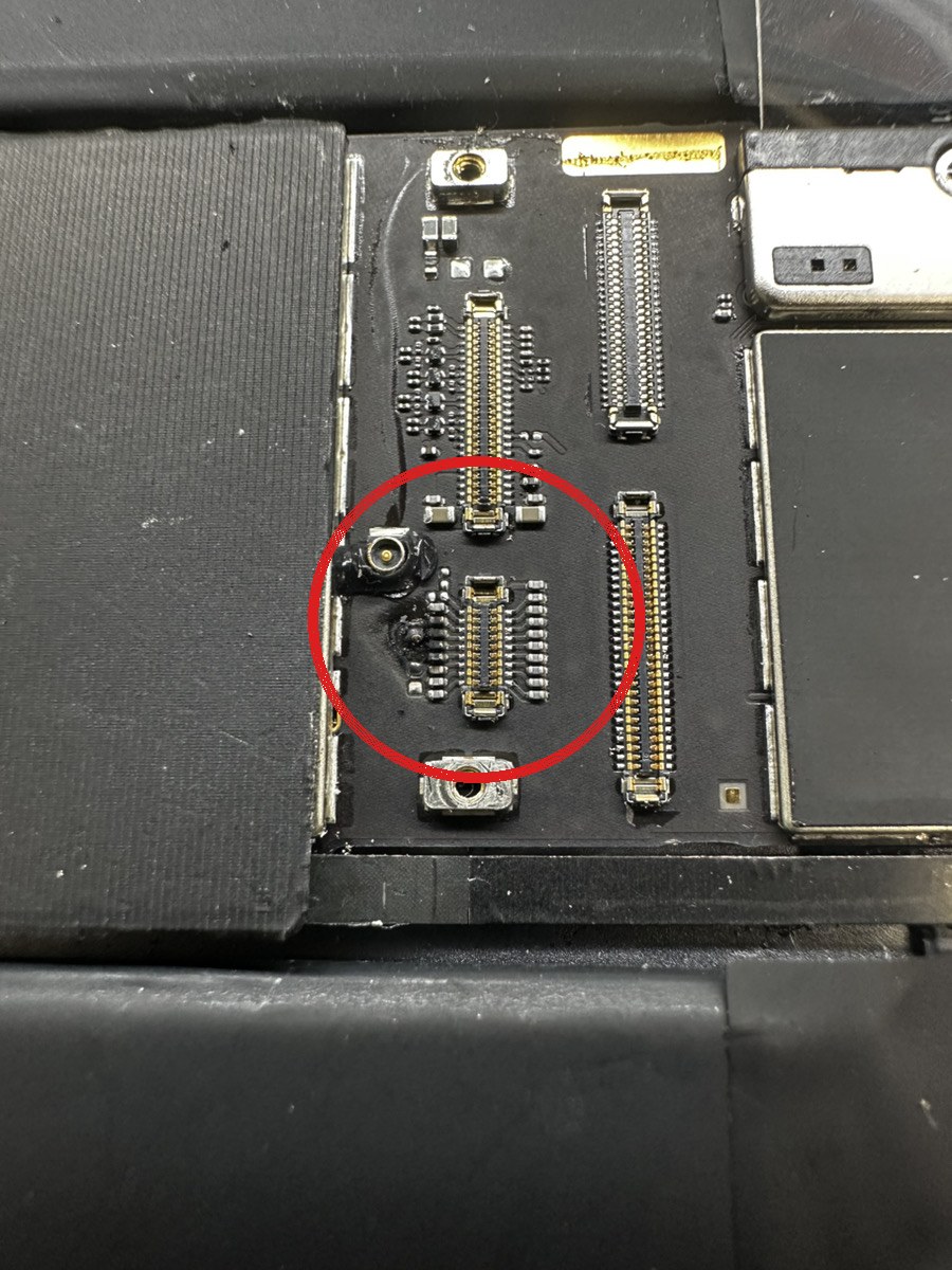 iPad Pro 11の基板の画面コネクタ周辺。焼損した部分を赤丸で示している