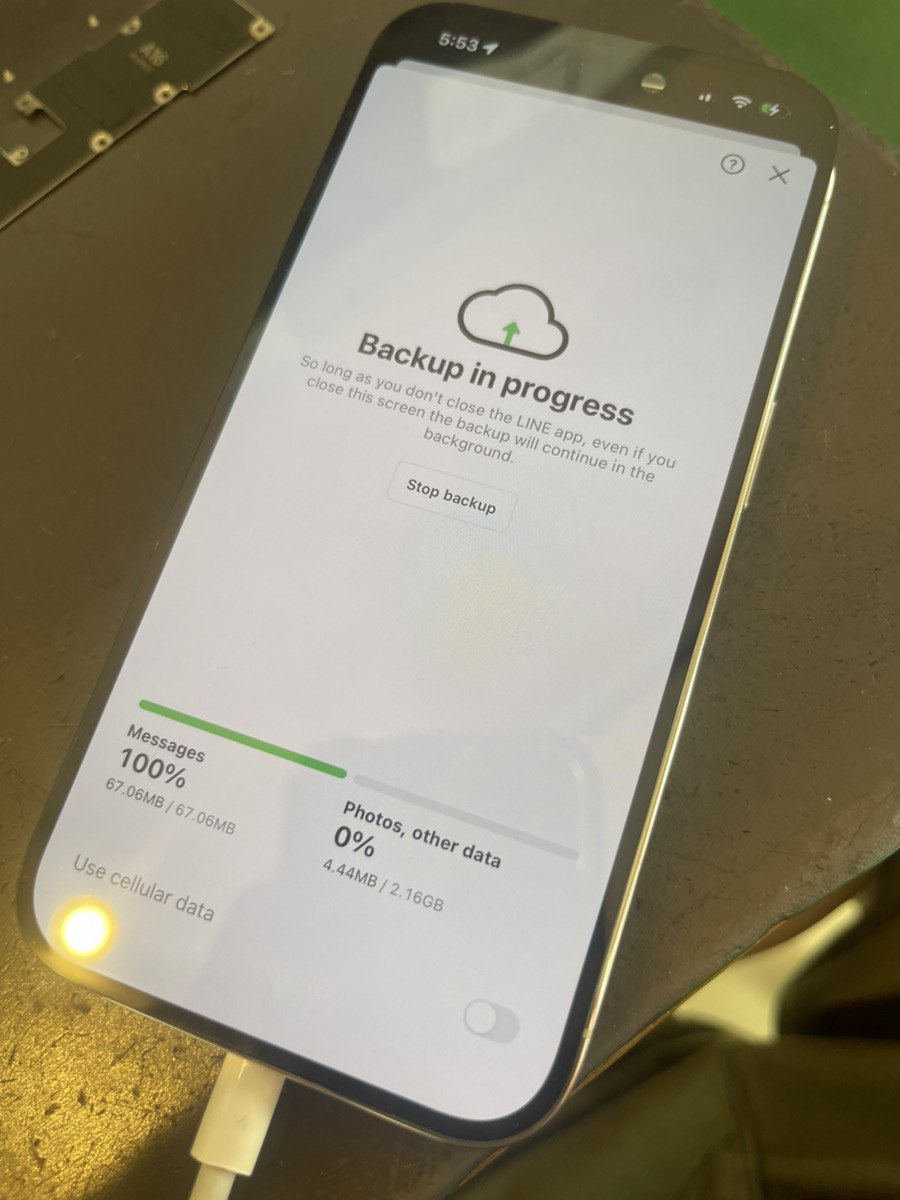 復旧したiPhone 14 Proの画面。LINEのバックアップが進行中で、メッセージのバックアップが完了している