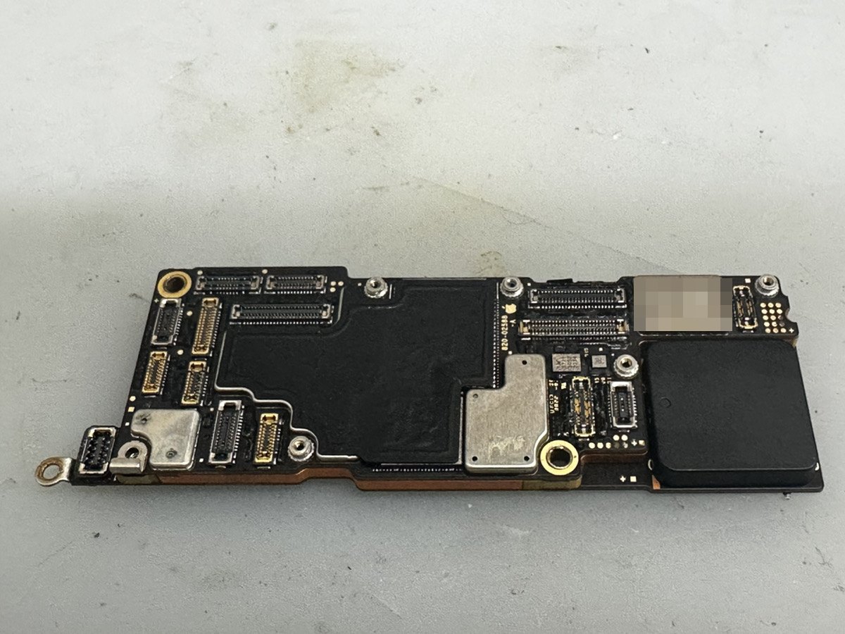 取り出したiPhone 14 Proのロジックボード表面。コネクタとシールドが並ぶ積層基板