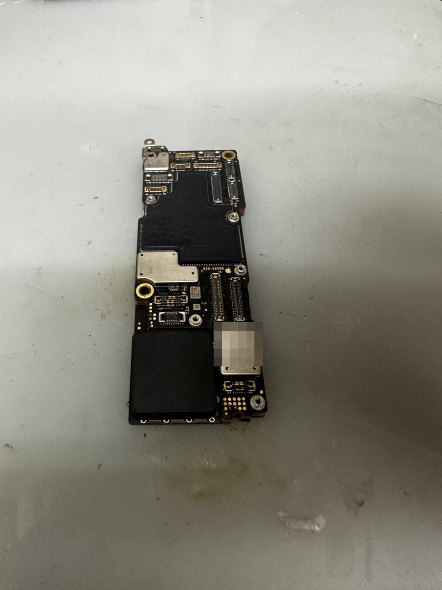 iPhone 14 Proのロジックボード裏面。コネクタ群とシールドケースが見える