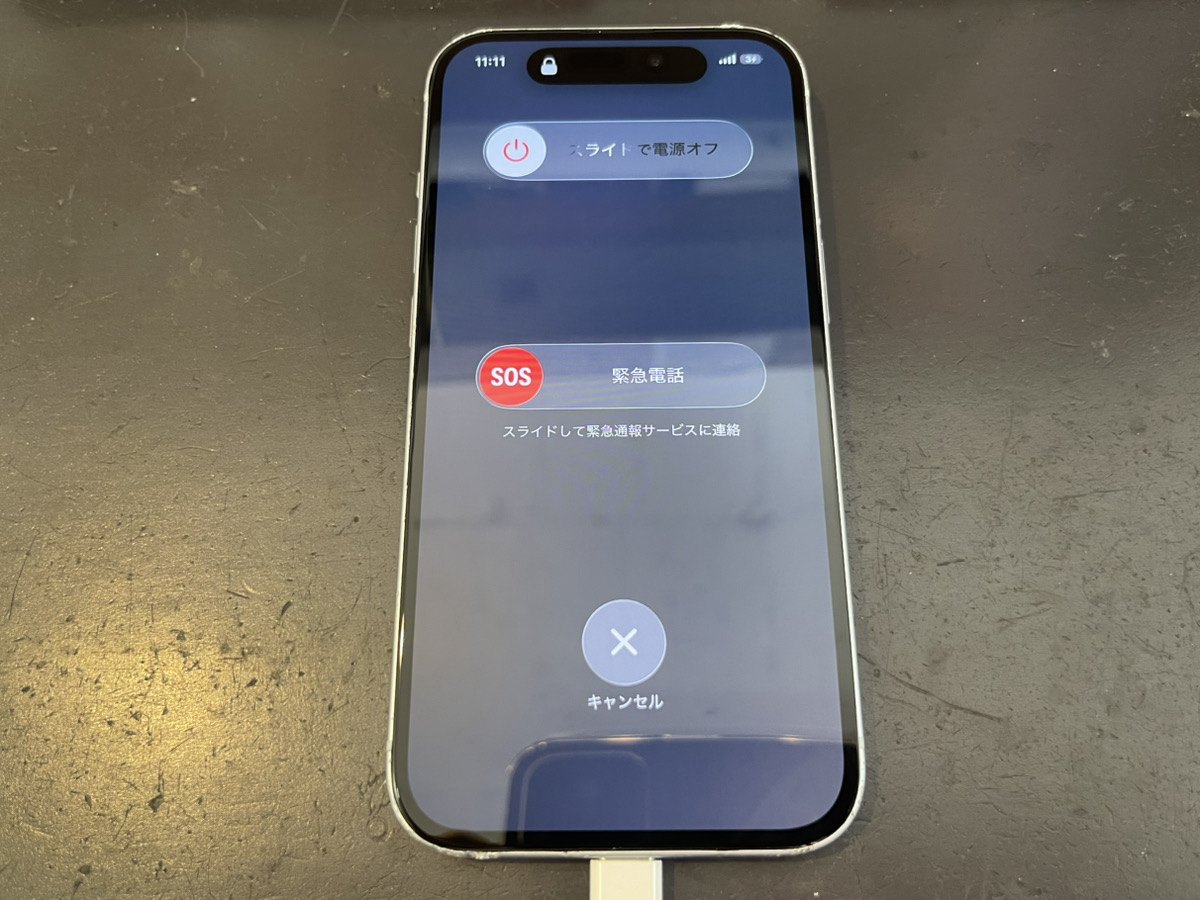 OLEDパネルへ交換したあとのiPhone 15。縦線が消え、画面全体が正常に表示されている