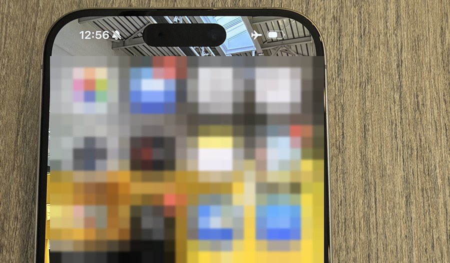 修理後に電源が入り、ロックを解除してホーム画面が表示されたiPhone 15 Pro。アプリ部分はモザイク処理