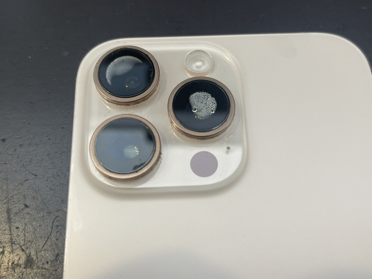 iPhone 16 Pro Maxの背面カメラ。3つのレンズの内側に水滴と白い曇りが入っている