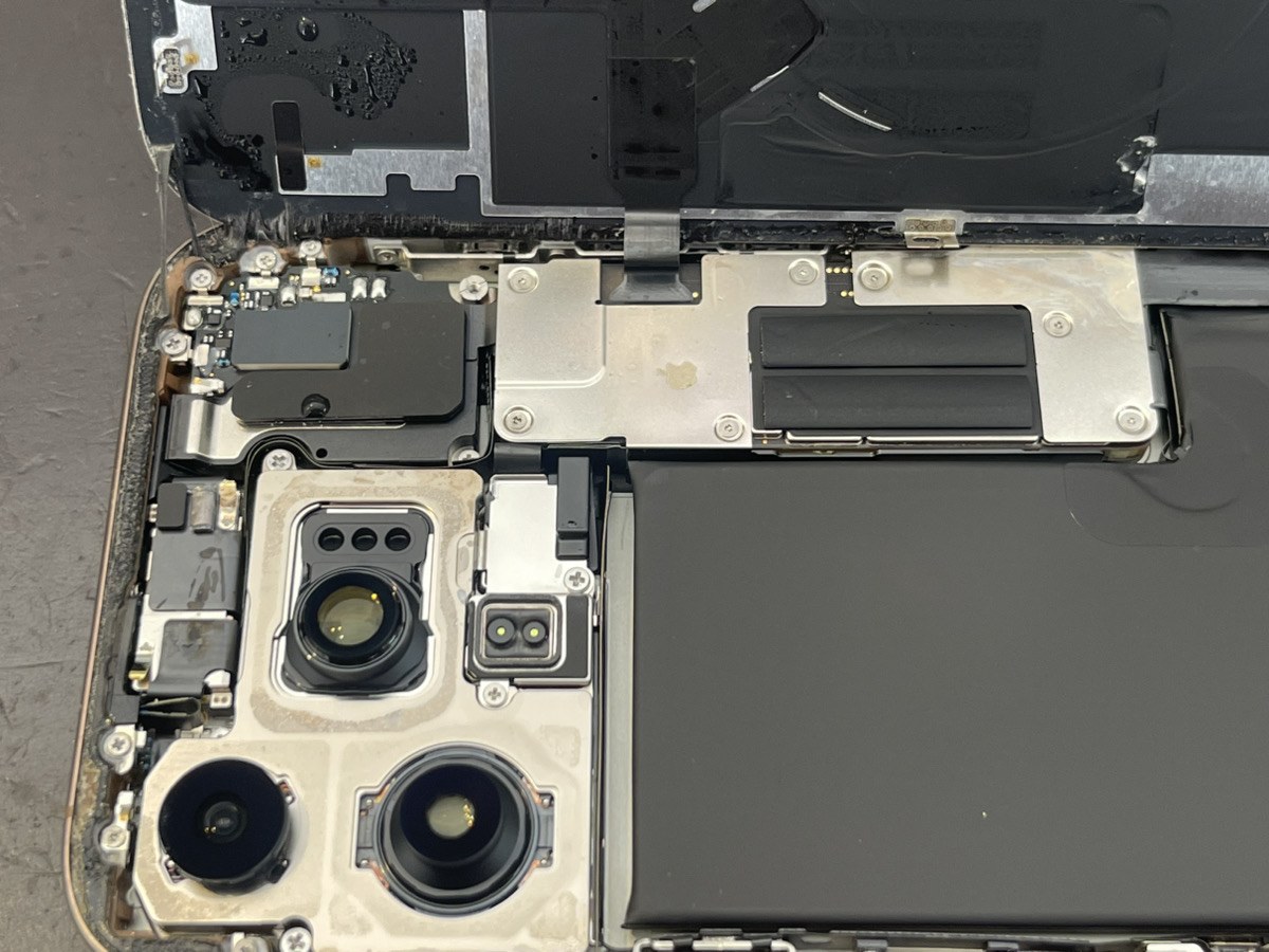 iPhone 16 Pro Maxのアウトカメラユニット周辺。3つのレンズを持つカメラユニットとその周囲に水分の痕が残っている