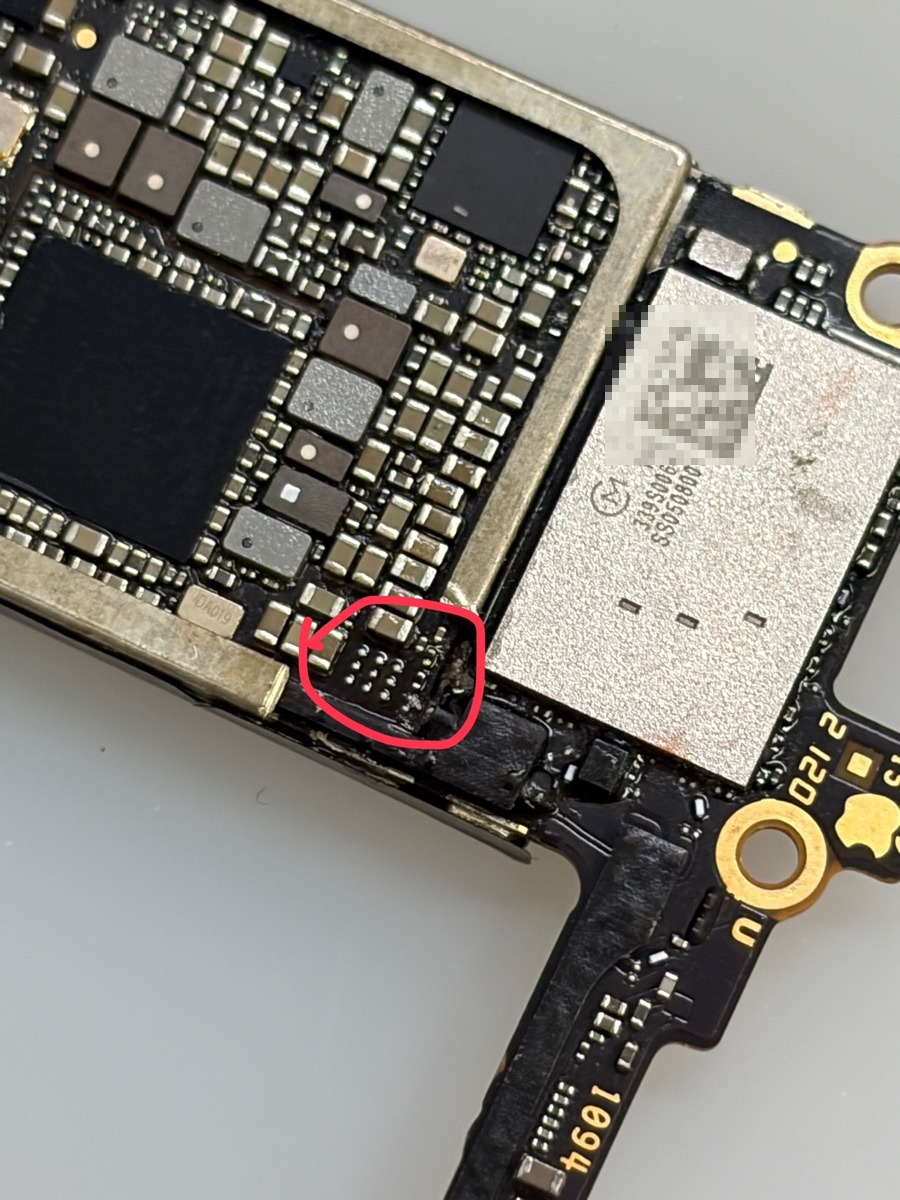 iPhone SE2の基板。CPU・NANDメモリの制御ICが取り外され、はんだのパッド跡だけが残っている(赤丸)