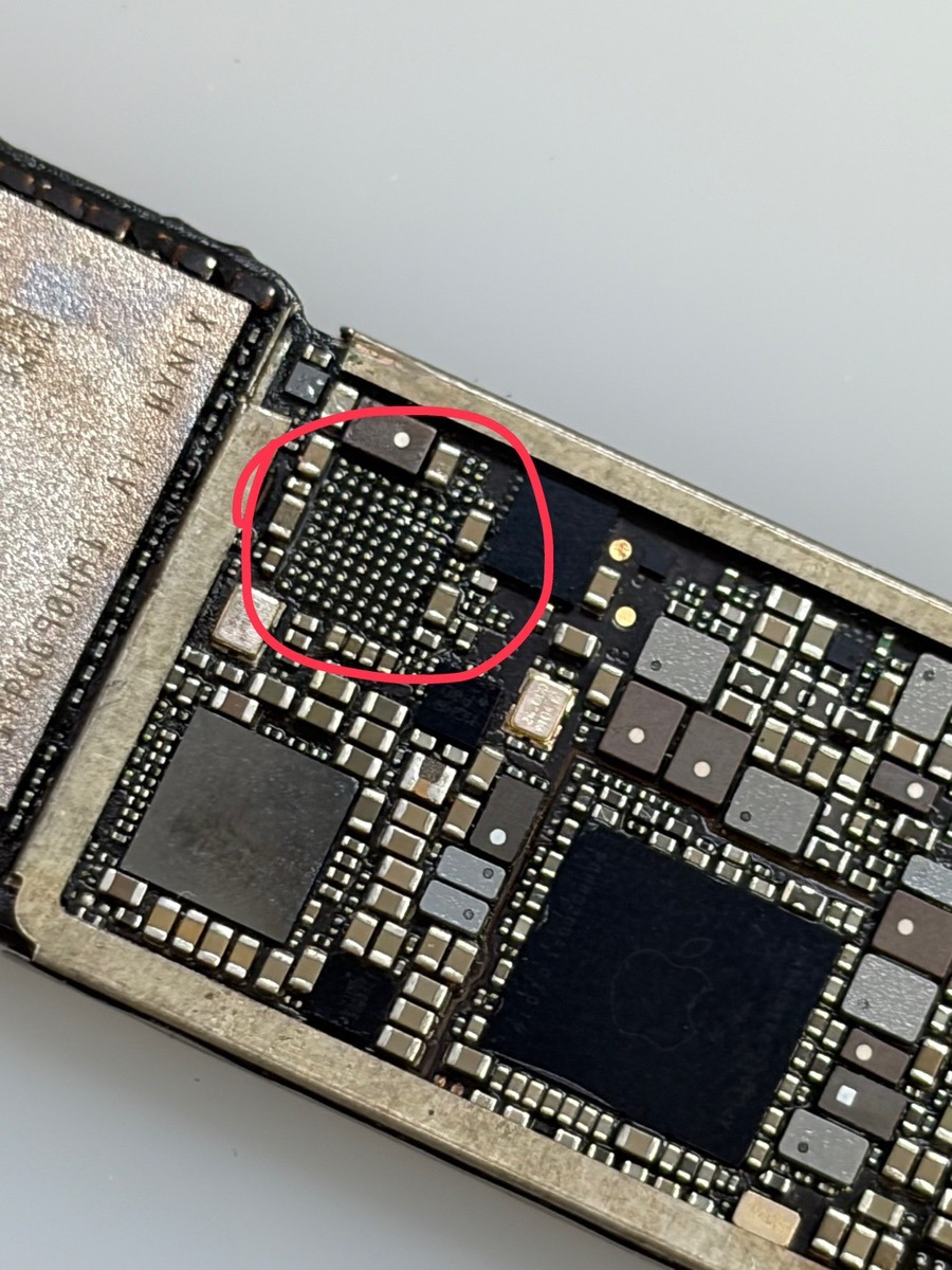 iPhone SE2の基板。4G LTEの電源ICが取り外された跡(赤丸)