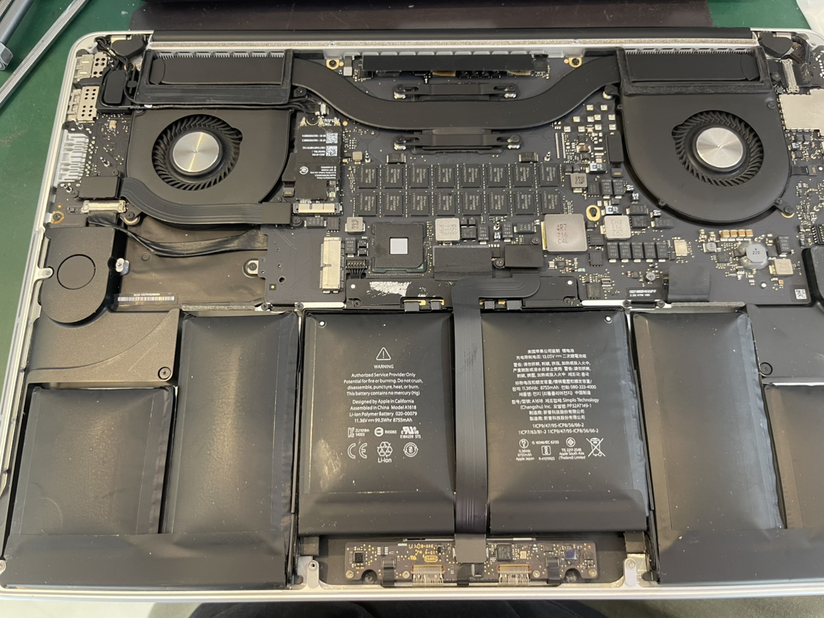 底面カバーを外したMacBook Pro A1398の内部。手前の6セルのバッテリーが膨らんでいる