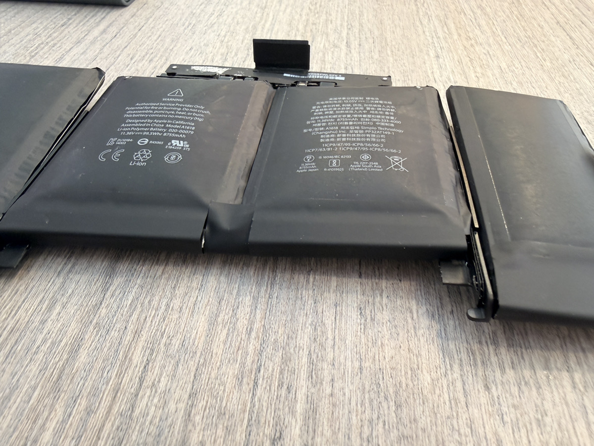 取り外したMacBook Pro A1398のバッテリーを横から見た写真。セルが厚く膨らんでいる