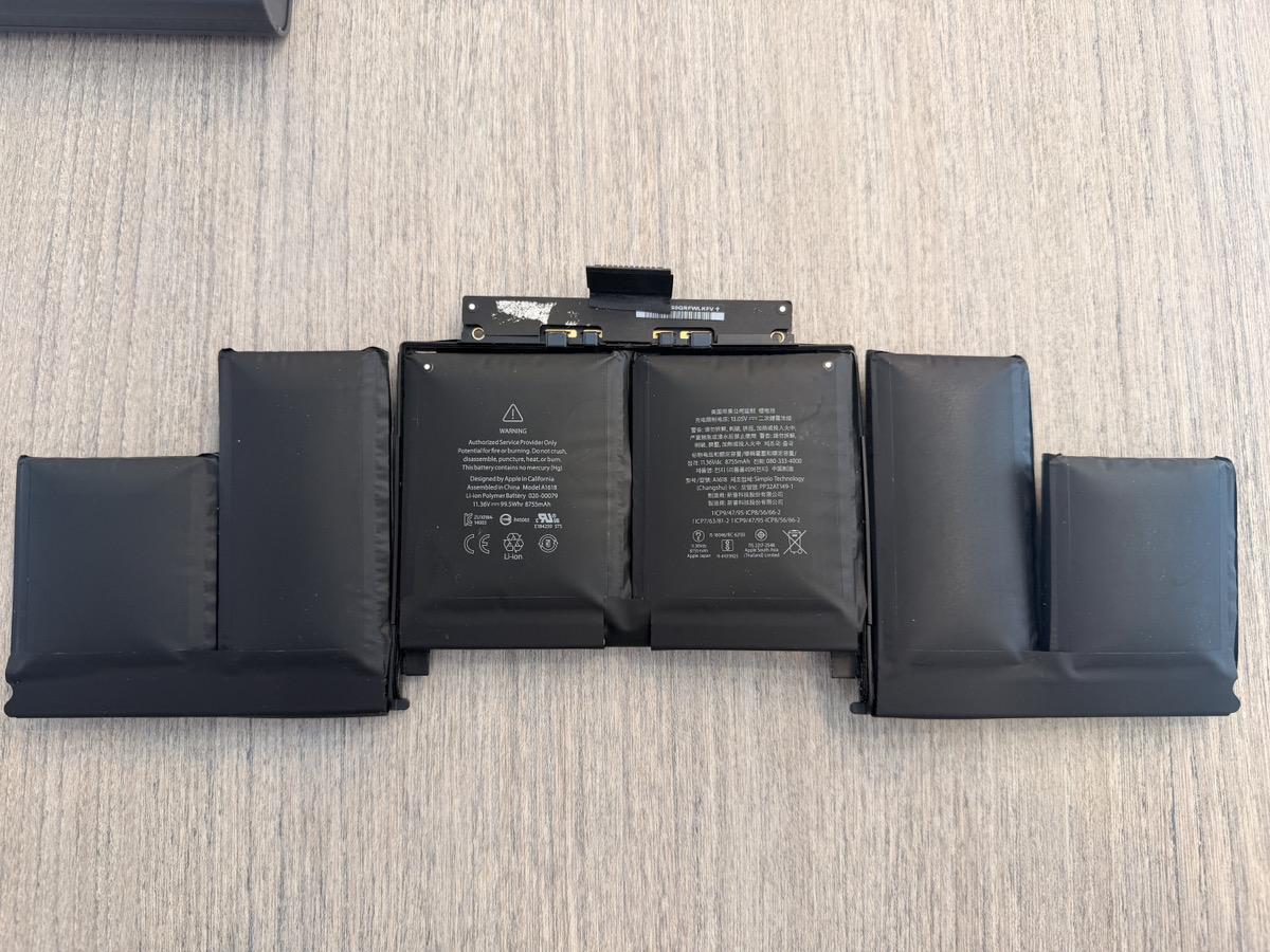 取り外したMacBook Pro A1398のバッテリー（A1618・6セル）を上から見た写真