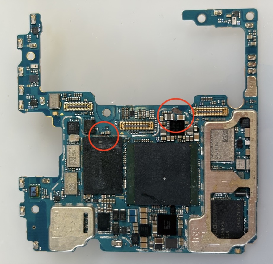 Galaxy Z Fold7の基板の反対面。シールドカバーを外した際に基板の表面がめくれている（赤丸2か所）