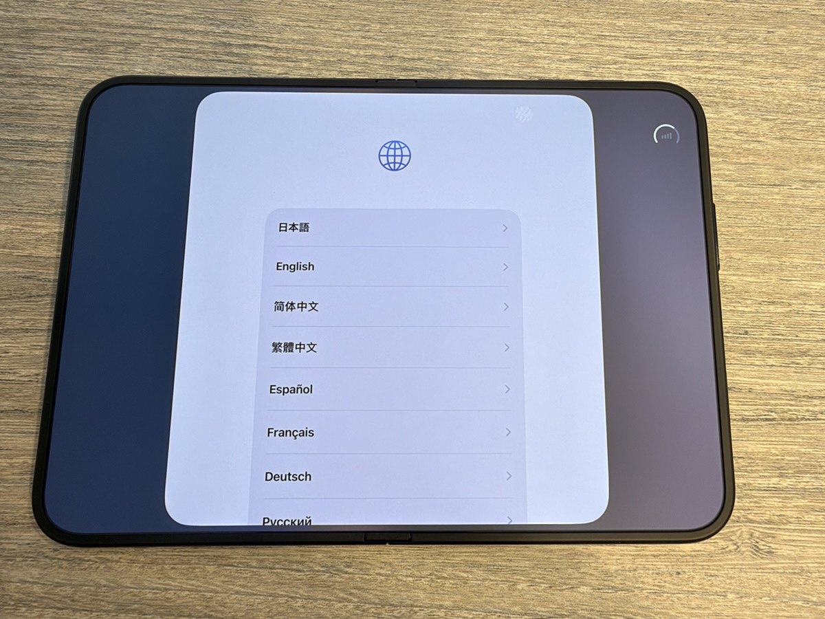 iPhone Duoの初期設定画面。開いた画面の中央に言語選択のリストが表示されている