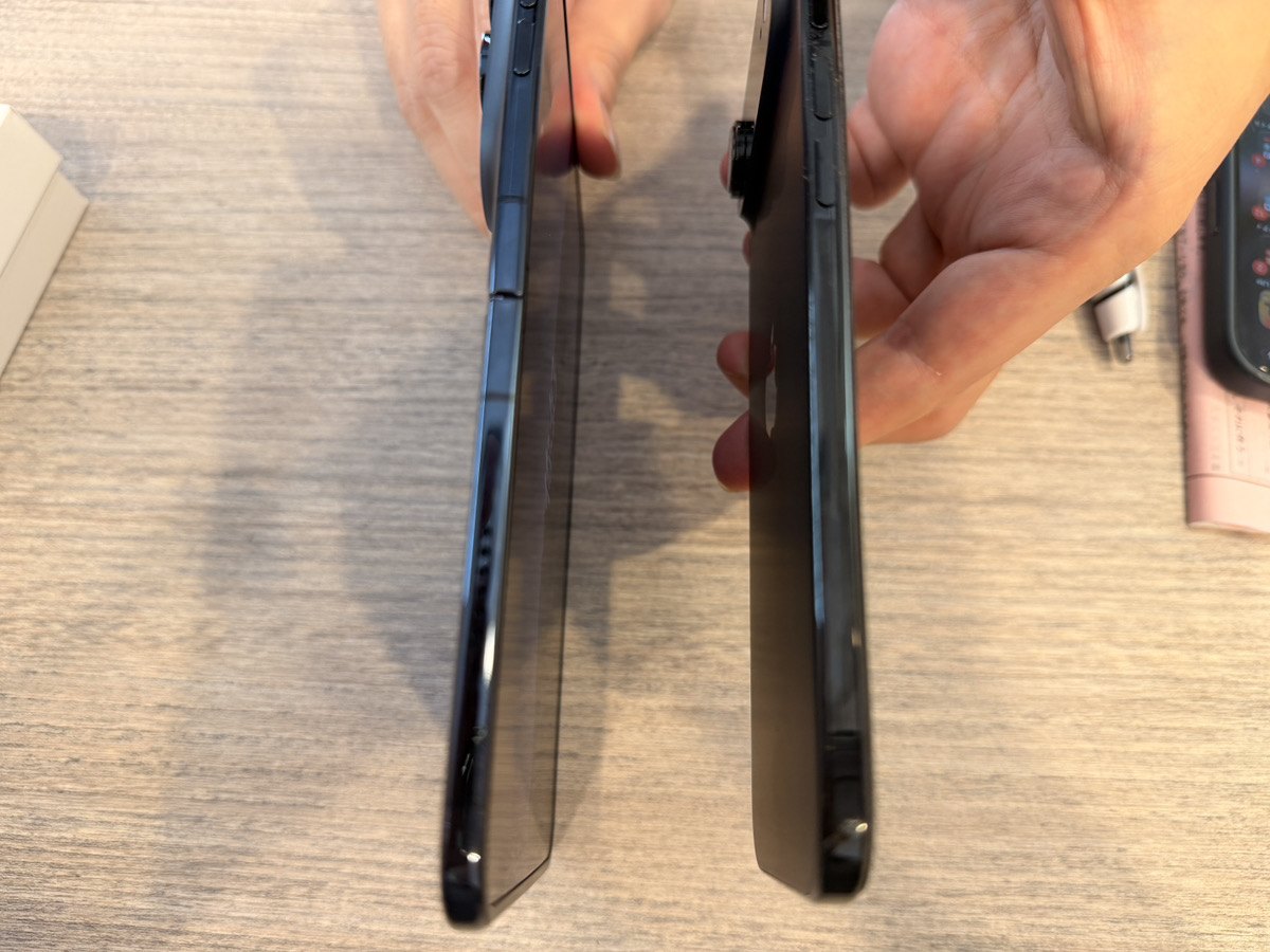 iPhone Air（左）と閉じたiPhone Duo（右）を側面から並べて持ち、厚さを比較している
