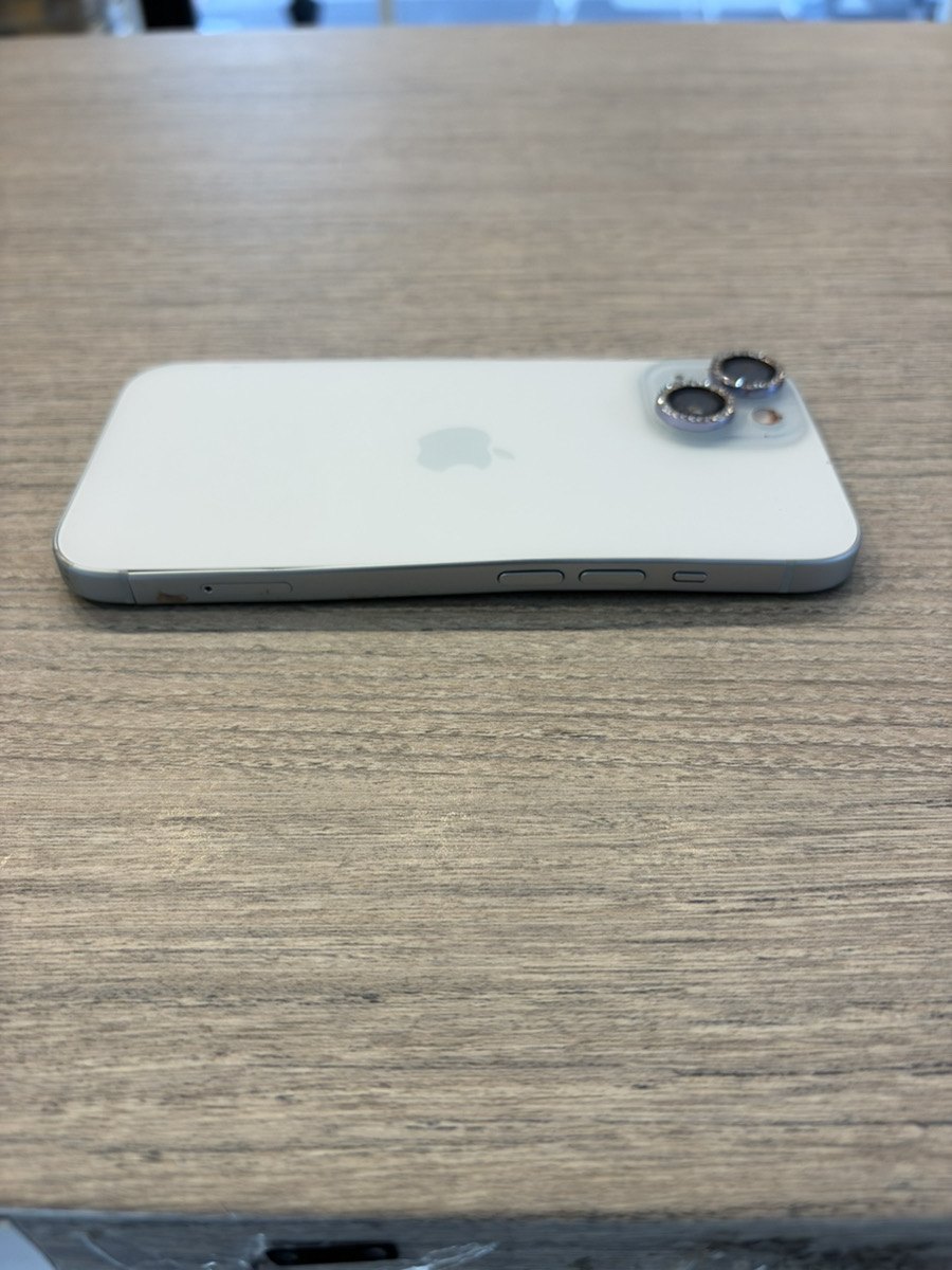 背面から見たiPhone 15。白い背面ガラスは割れていないが、側面のフレームが波打つように曲がっている