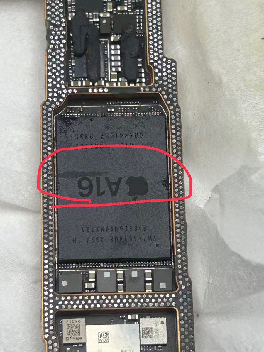iPhone 15の基板のCPU（A16）の顕微鏡写真。チップ表面の亀裂が入った部分を赤で囲んでいる