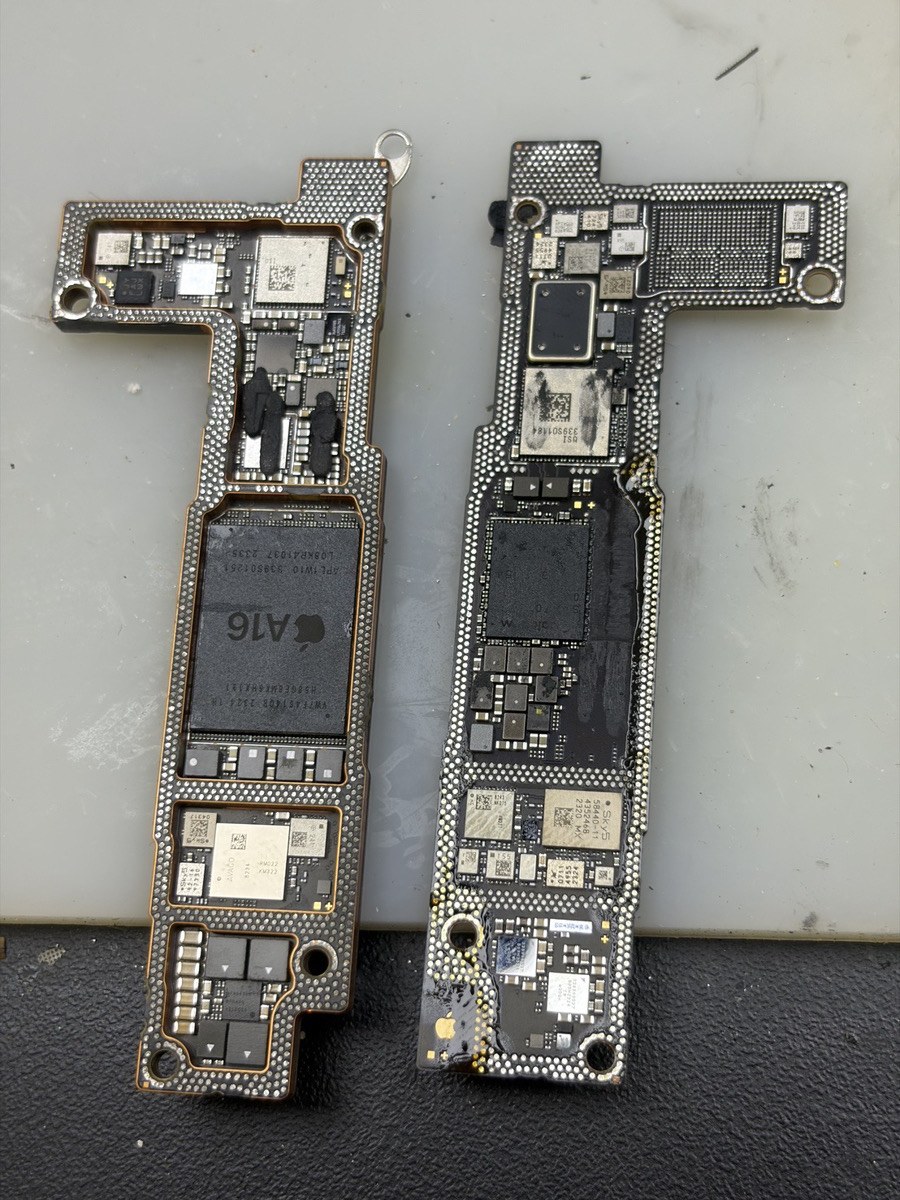 iPhone 15の積層基板を2層に分けた状態。CPU（A16）の載った層と、もう一方の層を並べた写真