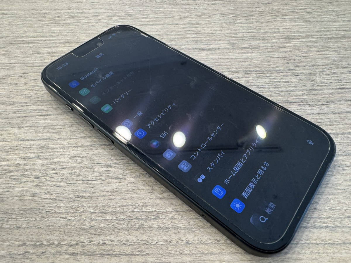 修理後に起動したiPhone 15。設定画面が表示され、タッチ操作に反応している