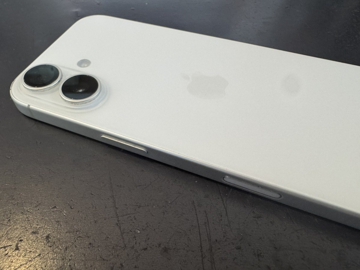 白いiPhone 17の背面。2眼カメラの外観に割れや傷はない