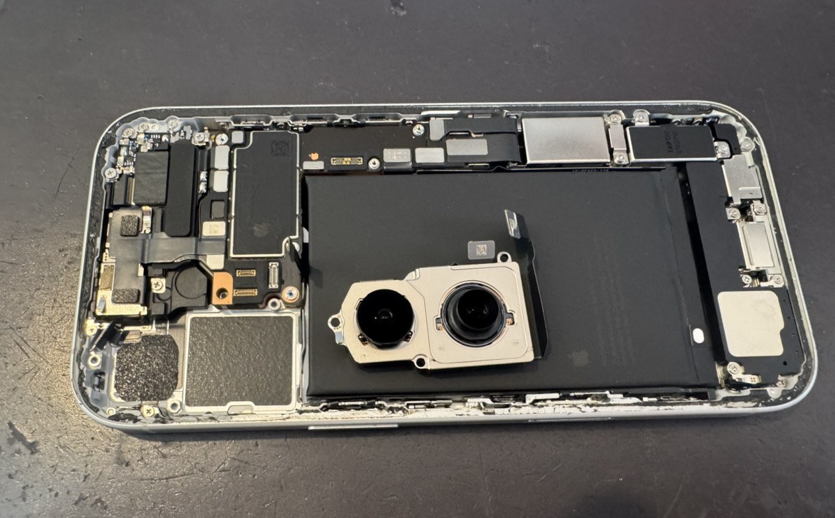 iPhone 17の内部でカメラユニットを交換しているところ