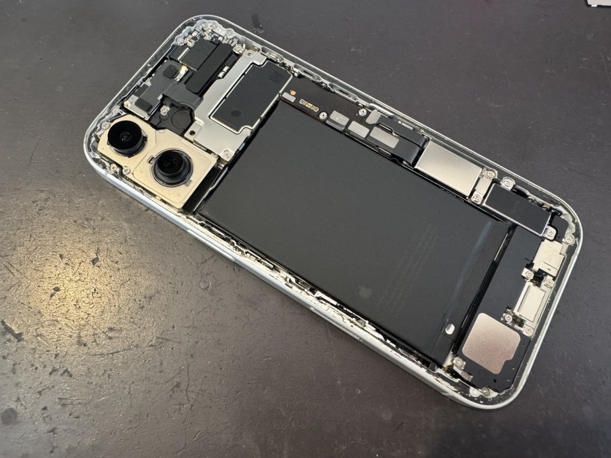 新しいカメラユニットを取り付けたiPhone 17の内部