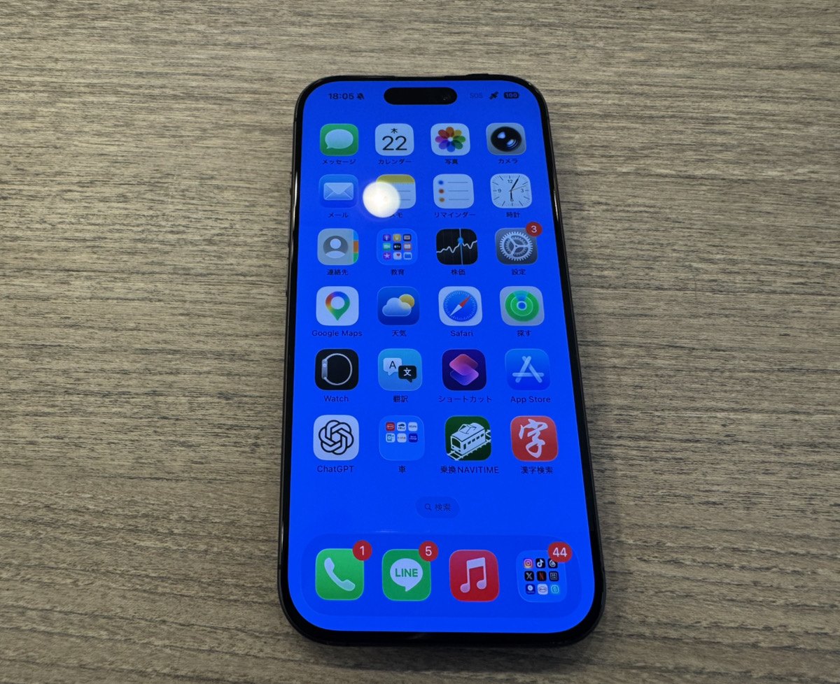 起動を回復したiPhone 17のホーム画面。アプリのアイコンが並び、LINEや電話に通知バッジが付いている