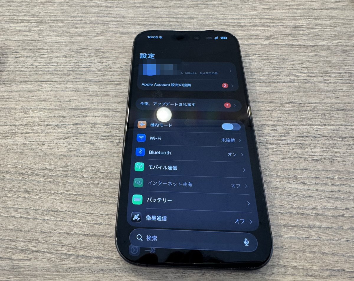 起動を回復したiPhone 17の設定画面。Wi-Fi・Bluetooth・モバイル通信の項目が表示されている（アカウント名はモザイク処理）