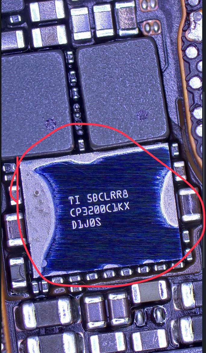 顕微鏡で見たiPhone 17の基板上のIC。赤丸で囲んだICが衝撃で浮いてはがれかけている